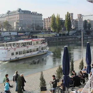 Apartment Wohnen Im Herzen Von At The Waterfront, Vienna